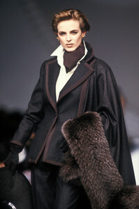 1006184218_ChristianDior1990WomenRTW40.thumb.jpg.ca738019d0ee31610ac7554bfd177744.jpg
