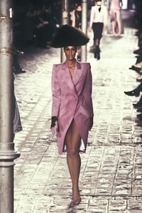 1027006833_Givenchy1997WomenRTW30.thumb.jpg.3f3b92969997e8e2384b690a5d3cb666.jpg