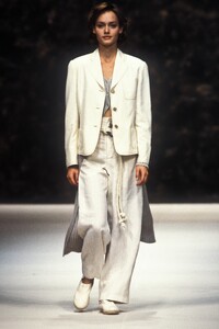 102891303_Cerruti1994WomenRTW89.thumb.jpg.f3cf3829f0cf86b0a37a1aebd9a180ea.jpg