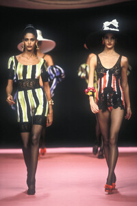 1030291769_ChristianLacroix1992WomenRTW84.thumb.jpg.8d5a3c3a0aca4bee6031a11df7afc2da.jpg