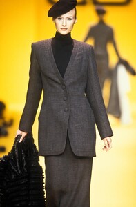 1076846758_Balenciaga1993WomenRTW6.thumb.jpg.4a982394cf3748fe5e73f3d61b3547ed.jpg