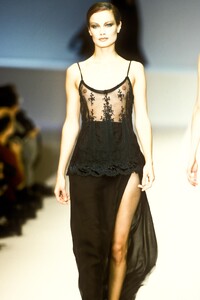1081089244_Valentino1996WomenRTW202.thumb.jpg.06daae519e10466e60eb2350e7973ce7.jpg