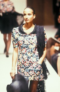 1081441389_Fendi1990WomenRTW25.thumb.jpg.7a9dc0f351de67b9ee2a5468365e2304.jpg