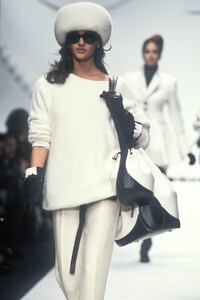 1090961689_ChristianDior1992WomenRTW4.thumb.jpg.d229cfe0583831ed9d98b8bf2bb7570a.jpg