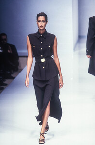 1092450486_SalvatoreFerragamo1997WomenRTW21.thumb.jpg.ff68eed9446a11e8a12192db900decb5.jpg