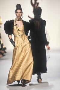 11132244_YvesSaintLaurent1991WomenRTW95.thumb.jpg.158bab10642d105a1b36f5bd9a23da26.jpg