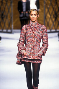 1133770395_Chanel1993HauteCouture25.thumb.jpg.6de2413901b8126be3c96e8229d95177.jpg