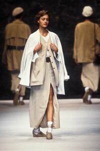 1144591252_Cerruti1994WomenRTW95.thumb.jpg.a2a7d43d9c35a84c24026c2b986c658f.jpg