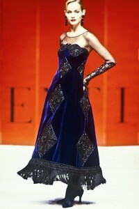 1183569142_Valentino1993HauteCouture196.thumb.jpg.b6dc4bb28352f20a5649ea3f1b17d835.jpg