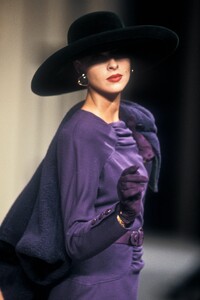 1210046123_Valentino1989HauteCouture11.thumb.jpg.b9b2dc003d59ad522b8788a29cc764a9.jpg