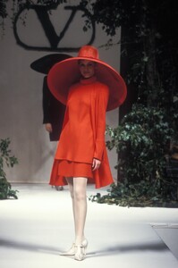 1218225803_Valentino1994HauteCouture34.thumb.jpg.a008ab1bbc6965b5005dbbebd8798472.jpg