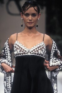 1218366132_Valentino1994HauteCouture130.thumb.jpg.843e66acac1e35ae531ccded820ef22d.jpg