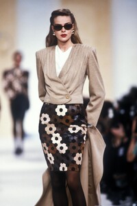 1220366542_Valentino1989WomenRTW101.thumb.jpg.608e2423a63f5b40cbc121b5ce9060a1.jpg