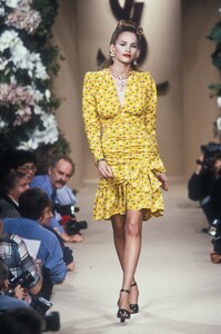1220949139_YvesSaintLaurent1996HauteCouture58.thumb.jpg.58c1e67c331e351c2699961bd7ebf7cc.jpg