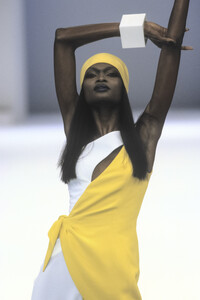 1244082911_ThierryMugler1999WomenRTW71.thumb.jpg.ff2e1965e4c4fab8087877c1c38ba4ae.jpg