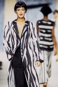 1268739710_JinAbe1993WomenRTW27.thumb.jpg.96137f1b9d6dab0dd5e4c86588dc61e5.jpg