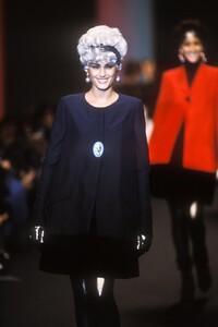 1270867746_KarlLagerfeld1991WomenRTW44.thumb.jpg.b563c90f4f31a2ded36dd1b39f5f69f5.jpg