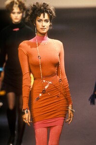 1293129908_KarlLagerfeld1994WomenRTW3.thumb.jpg.29070e29a0deb5025fe966b24ccf94d5.jpg