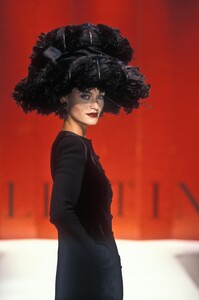 1301996943_Valentino1993HauteCouture119.thumb.jpg.5db63b7e1176503d12d1d4bb35cb228a.jpg