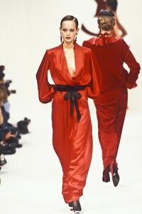 1322327024_YvesSaintLaurent1993WomenRTW137.thumb.jpg.e6bf2c725f9db91f50c2f765f3af16ce.jpg