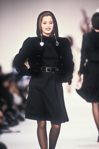 1359510642_YvesSaintLaurent1990WomenRTW46.thumb.jpg.aa6a33d2a110dca0fa8964bf738b4c55.jpg