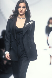 1362105664_ChristianDior1992WomenRTW56.thumb.jpg.393c12f3f0ff7011bd2d6e9bb1c5ab36.jpg