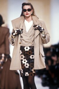 1372400961_Valentino1989WomenRTW100.thumb.jpg.6ea0082a25e5f4610df521d0f7bce1f6.jpg