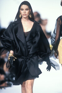 1378172421_ChristianDior1991WomenRTW49.thumb.jpg.181c5f13d678dcc1c71547c4c57272b2.jpg