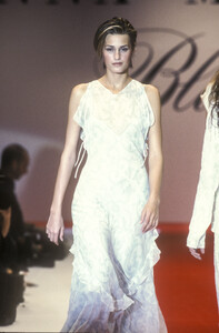 1390309668_Blumarine1994WomenRTW139.thumb.jpg.81dd03a14cc89d336083daf0a465d27b.jpg