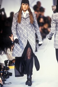 139485826_KarlLagerfeld1993WomenRTW76.thumb.jpg.3ea417531cb8187361d0c2226f6b0df5.jpg