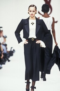 1394910244_YvesSaintLaurent1993WomenRTW147.thumb.jpg.6a6faa15549840bc0a8ba685653387ea.jpg