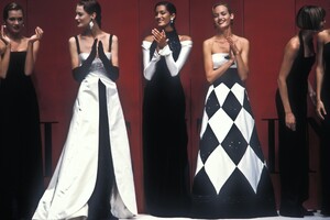 139593243_Valentino1993HauteCouture213.thumb.jpg.0c855187a7f16e4401740909553c7580.jpg