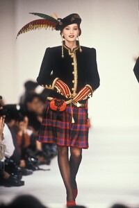 1439277510_YvesSaintLaurent1990WomenRTW7.thumb.jpg.88f8b0424524742dd3d244c7beadfd70.jpg