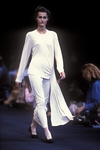 1445852710_CommedesGarcons1991WomenRTW4.thumb.jpg.d13787329fb130f41294ec13c1412221.jpg