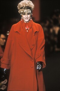 1465124681_KarlLagerfeld1991WomenRTW7.thumb.jpg.a9e3b012748c78182debc3bfa10f89cc.jpg