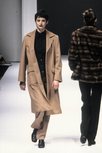 1468719766_MaxMara1996WomenRTW1.thumb.jpg.81c54232aeaf4f221c5e4850902bd607.jpg