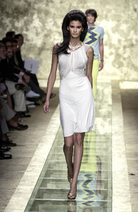 1478397917_Versace2001Menswear52.thumb.jpg.6456bba21fbc50a6fb9b06e331e9d7ee.jpg