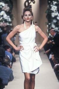 1521430922_YvesSaintLaurent1996HauteCouture119.thumb.jpg.dcca16464a14375b299beac21fd5130c.jpg