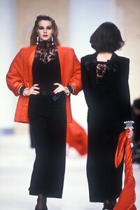 1528604622_Valentino1989WomenRTW105.thumb.jpg.8298c689cc5d64d6d052f25f9aa2de19.jpg