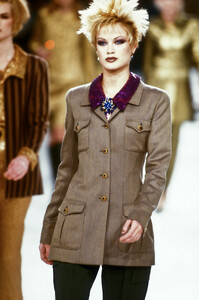 1534563843_Chanel1996WomenRTW47.thumb.jpg.7b55bb1aec45fab11272367c745d41c6.jpg
