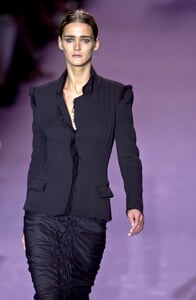 15381868_YvesSaintLaurent2001WomenRTW10.thumb.jpg.dd974c9ee8a4617476c1e2bb298e9342.jpg