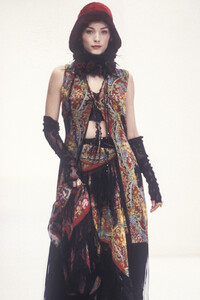 1542063180_DolceGabbana1993WomenRTW100.thumb.jpg.4f1b6711ad0875141067a6caf04a412b.jpg