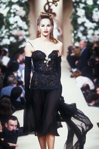 1543311907_YvesSaintLaurent1996HauteCouture151.thumb.jpg.2e2411a9bfcd3f251e4a478b640026f4.jpg