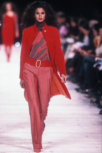 1548752963_VersusbyDonatella2000WomenRTW53.thumb.jpg.a9f790acb3503a51d9d1d19506efb29f.jpg