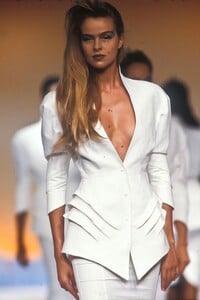 1550608974_ThierryMugler1989WomenRTW31.thumb.jpg.dcab5e293d2abe48a271ecc39011bfa4.jpg