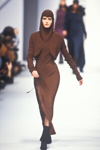 1554786870_KarlLagerfeld1993WomenRTW97.thumb.jpg.bd7416d04a5481df0db10c13099065ce.jpg