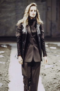 1569093177_CostumeNational1993WomenRTW10.thumb.jpg.1b18a52236bc325bc92c41ca341f2602.jpg
