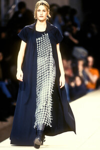 1581387911_YohjiYamamoto1993WomenRTW19.thumb.jpg.c35f2a37b878930e8844a55d05b3472a.jpg