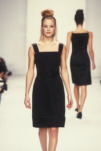 1594960918_CalvinKlein1995WomenRTW78.thumb.jpg.b1ee8f6f8c0d47e3b4b716d57825e27c.jpg