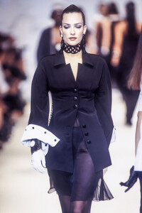 1601634326_KarlLagerfeld1993WomenRTW109.thumb.jpg.b0edd077f13b602ed8cd9bfb721f83a6.jpg